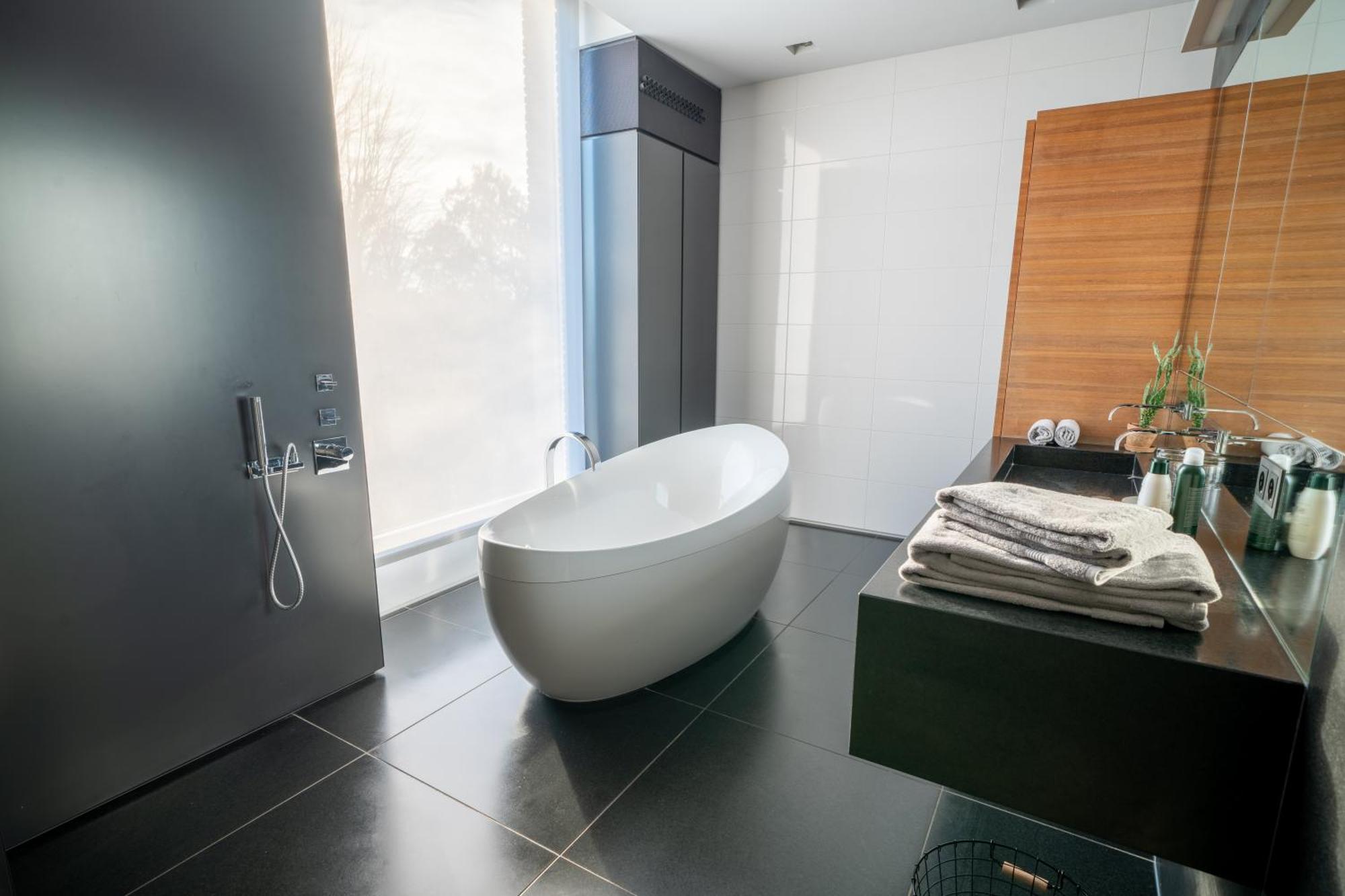 Bed & Wellness Boxtel, Luxe Kamer Met Airco En Eigen Badkamer, Ligbad Bagian luar foto